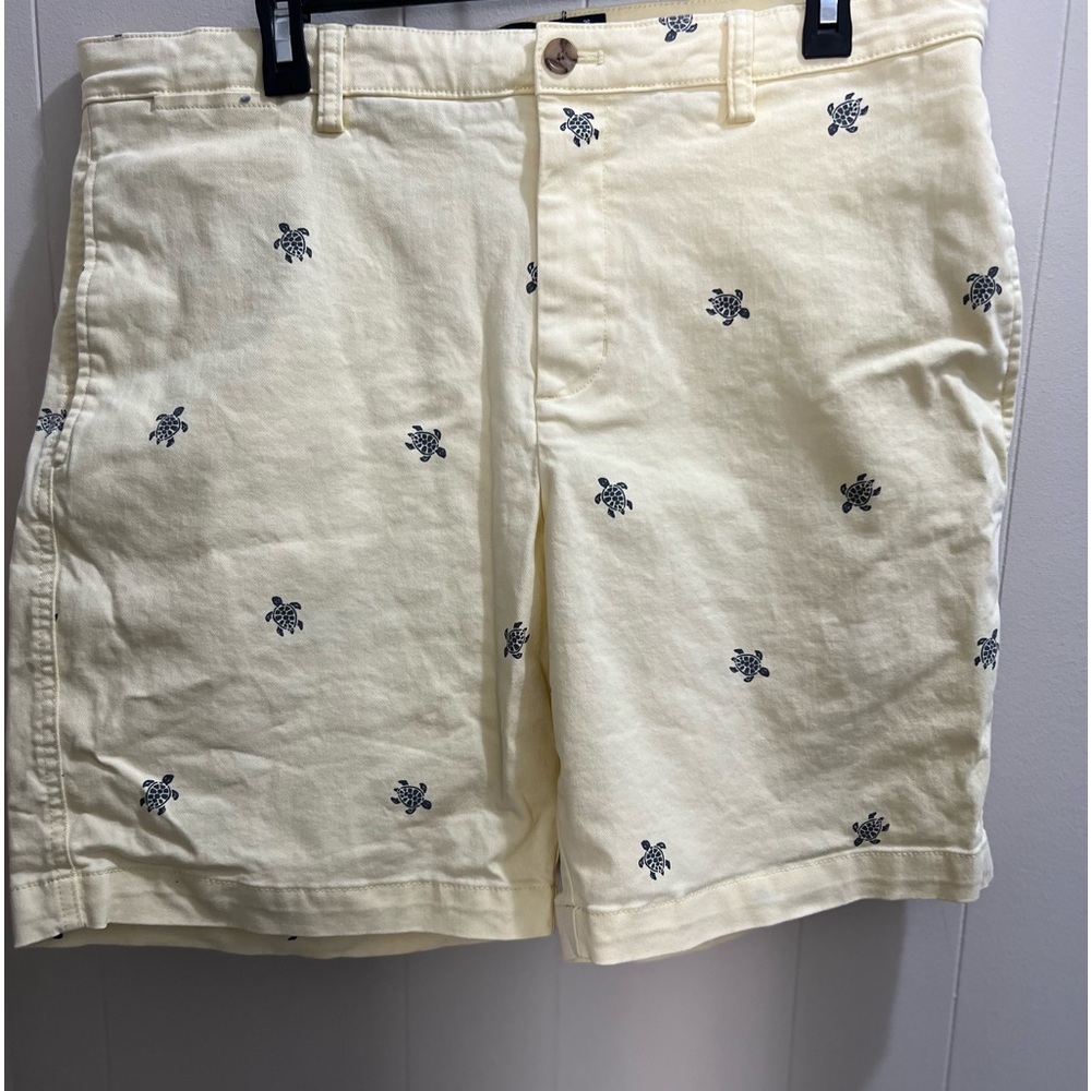 Chaps stretch yellow shorts with green turtles